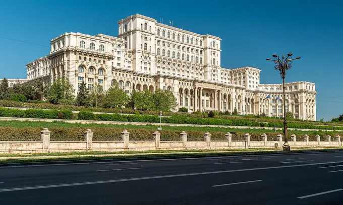 Palatul Parlamentului și rana cartierului Uranus