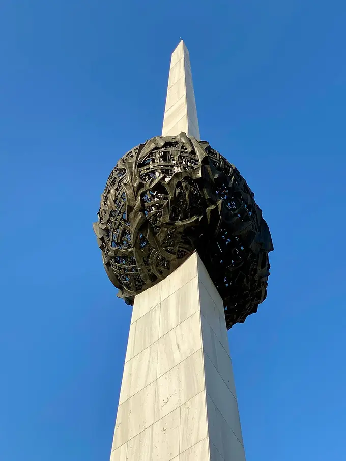 Piața Revoluției și Memorialul Renașterii